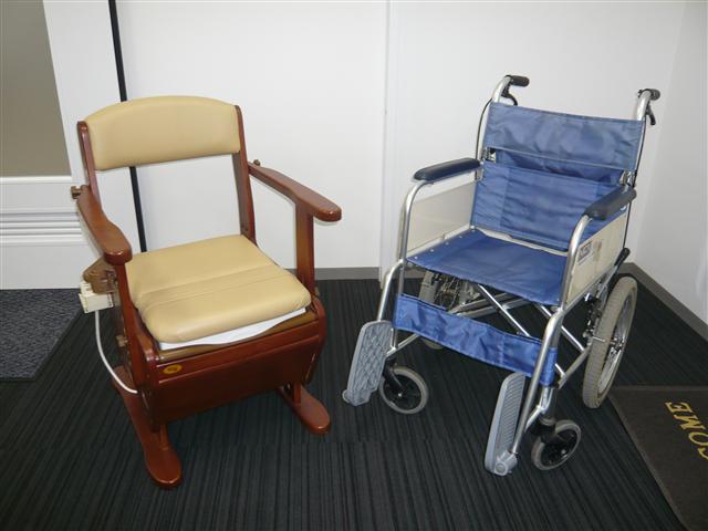 ポータブルトイレと車いす